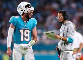Miami Dolphins Quarterback Situation: Uncertainty Between Skylar Thompson, Tim Boyle, and Tyler Huntley for Game Against Titans news-24092024-222713