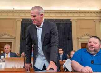 Brett Favre Reveals Parkinson’s Diagnosis Amid Right Arm Struggles news-26092024-015748