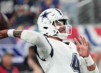 Dallas Cowboys Quarterback Dak Prescott Throws Touchdown Pass to Rico Dowdle in Game Against New York Giants news-27092024-041335