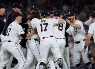Tigers Break Playoff Drought with Victory Against White Sox news-28092024-072900