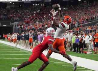 Syracuse Upsets No. 25 UNLV in Overtime Thriller, 44-41 news-06102024-041250