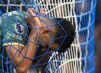 Future of Ten Hag uncertain as Manchester United draws at Villa, Tottenham suffers 3-2 collapse. news-07102024-042227