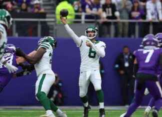 Aaron Rodgers Joins Elite Club of NFL Quarterbacks with 60,000 Passing Yards news-07102024-162650