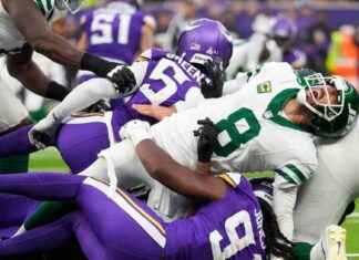 Aaron Rodgers Cleared to Play Monday Night Against Bills news-13102024-000035