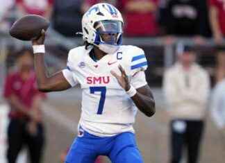 SMU QB Kevin Jennings Confident to Play Against Pitt Despite Questionable Status news-31102024-024153