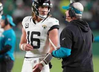 Saquon Barkley Backward Leap Highlights 2-TD Performance in Eagles’ Win news-05112024-042642