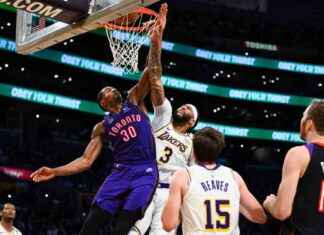 Anthony Davis Injury Update: Lakers Star Exits Game After Eye Injury vs. Raptors news-11112024-090358