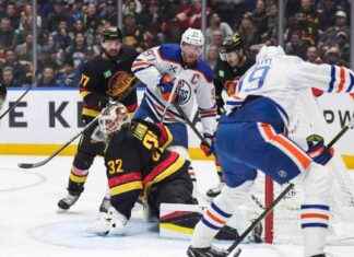 Oilers Dominate Canucks with Brown and McDavid in 7-3 Victory news-11112024-151009