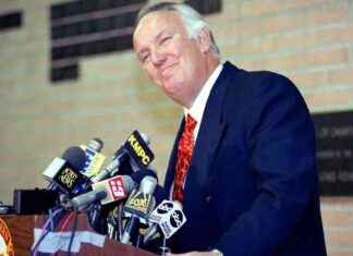 Legendary Football Coach John Robinson Passes Away at Age 89 news-12112024-151700