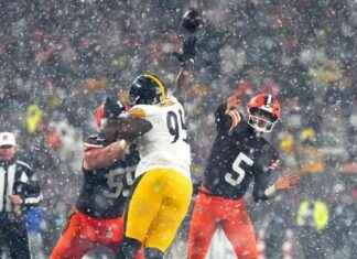 Winston Leads Browns to Victory Over Steelers in Snowy Matchup news-22112024-133833