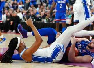 Kansas’ David McCormack ejected for kicking Duke’s Mark Williams in the face – ESPN news-27112024-111036