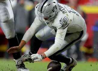 Raiders Suffer Crushing Defeat Due to Botched Snap Against Chiefs news-30112024-054415