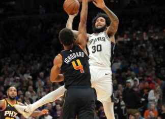 Devin Booker leads Suns to victory as Kevin Durant leaves game with ankle injury devin-booker-leads-suns-to-victory-as-kevin-durant-leaves-game-with-ankle-injury