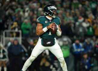 Jalen Hurts Fined for Mismatched Cleats in Eagles Win: AP Source jalen-hurts-fined-for-mismatched-cleats-in-eagles-win-ap-source