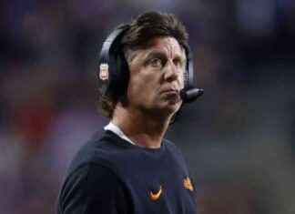 Oklahoma State requests Mike Gundy to take significant pay cut oklahoma-state-requests-mike-gundy-to-take-significant-pay-cut