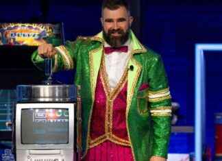 Jason Kelce Tries Hand as Late Night TV Show Host jason-kelce-tries-hand-as-late-night-tv-show-host