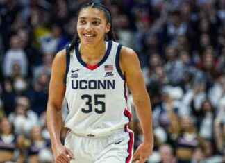 Azzi Fudd scores career-high 34 points in UConn blowout. azzi-fudd-scores-career-high-34-points-in-uconn-blowout