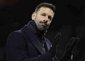 Van Nistelrooy Criticizes Offside Error in Man United FA Cup Loss van-nistelrooy-criticizes-offside-error-in-man-united-fa-cup-loss