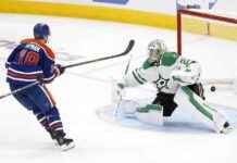 Pete DeBoer Supports Goalie Jake Oettinger During Struggles pete-deboer-supports-goalie-jake-oettinger-during-struggles