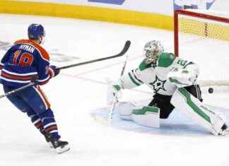 Pete DeBoer Supports Goalie Jake Oettinger During Struggles pete-deboer-supports-goalie-jake-oettinger-during-struggles